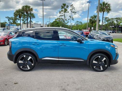 Arctic Ice Blue Metallic/Super Black 2025 Nissan Kicks SR