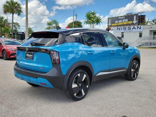 Arctic Ice Blue Metallic/Super Black 2025 Nissan Kicks SR