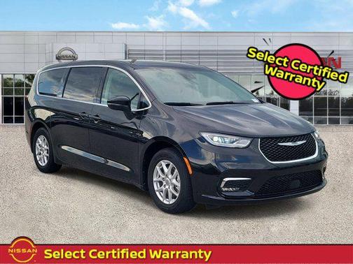Brilliant Black Crystal Pearlcoat 2023 Chrysler Pacifica Touring L