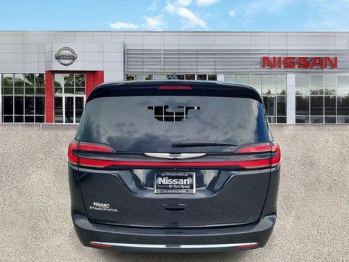 Brilliant Black Crystal Pearlcoat 2023 Chrysler Pacifica Touring L