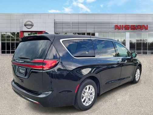 Brilliant Black Crystal Pearlcoat 2023 Chrysler Pacifica Touring L