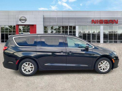 Brilliant Black Crystal Pearlcoat 2023 Chrysler Pacifica Touring L