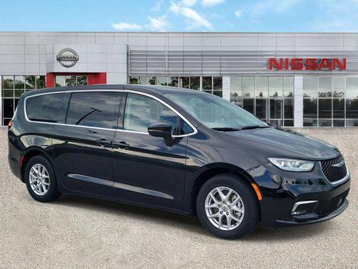 Brilliant Black Crystal Pearlcoat 2023 Chrysler Pacifica Touring L