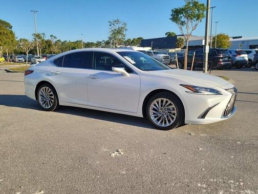 2023 Lexus ES 300h Luxury