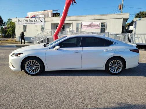 2023 Lexus ES 300h Luxury