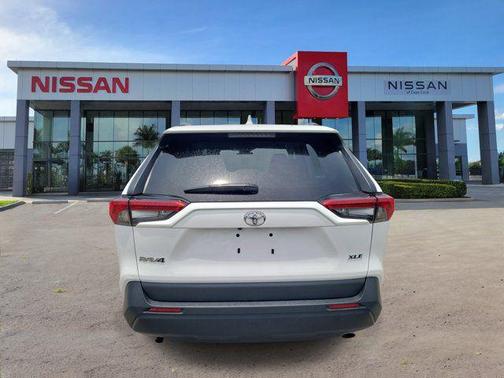 Ice Cap 2024 Toyota RAV4 XLE