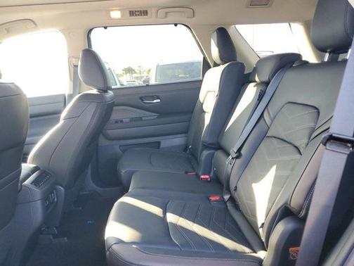 2025 Nissan Pathfinder Platinum FWD