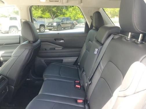 2025 Nissan Pathfinder SL FWD