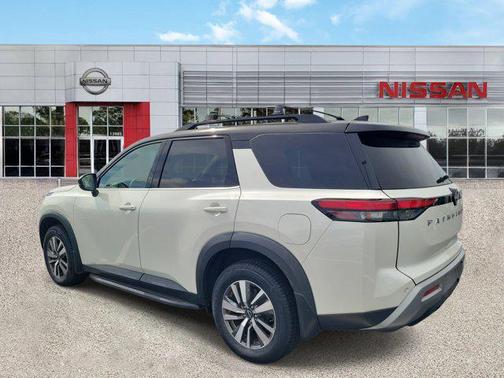 Pearl White Tricoat/Super Black 2024 Nissan Pathfinder SL FWD