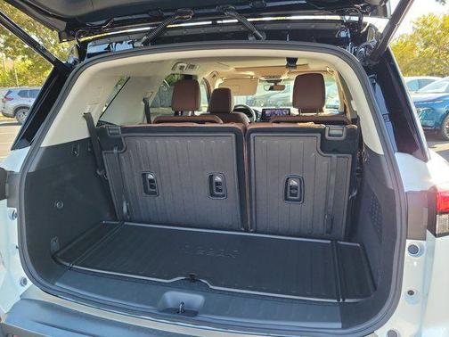 Everest White Pearl Tricoat/Super Black 2026 Nissan Pathfinder Platinum