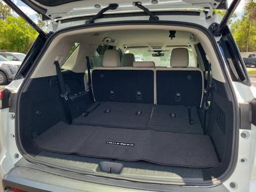 Everest White Pearl Tricoat 2026 Nissan Pathfinder SL