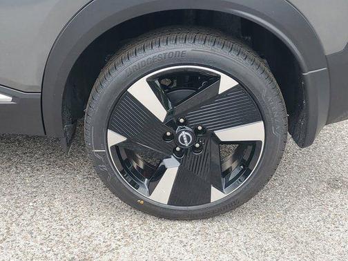 Gun Metallic/Super Black 2026 Nissan Kicks SR