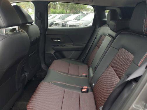 Gun Metallic/Super Black 2026 Nissan Kicks SR