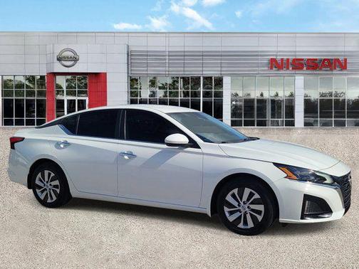 Glacier White 2023 Nissan Altima S FWD