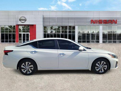 Glacier White 2023 Nissan Altima S FWD