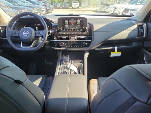 2025 Nissan Pathfinder Platinum 4WD