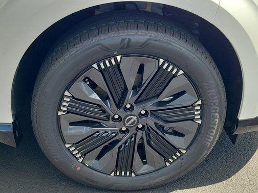 Everest White Pearl Tricoat 2026 Nissan Murano Platinum