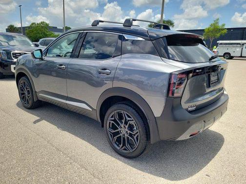 Gun Metallic/Super Black 2026 Nissan Kicks SR