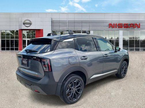 Gun Metallic/Super Black 2026 Nissan Kicks SR