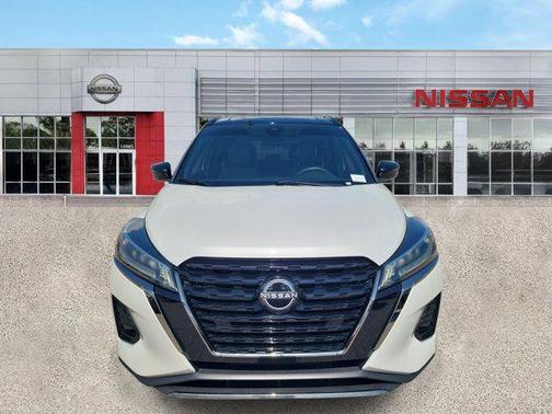 Aspen White Tricoat/Super Black 2024 Nissan Kicks SR