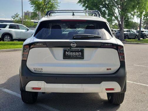 Aspen White Tricoat 2026 Nissan Kicks SR