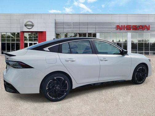 Aspen White Tricoat/Super Black 2026 Nissan Sentra SR