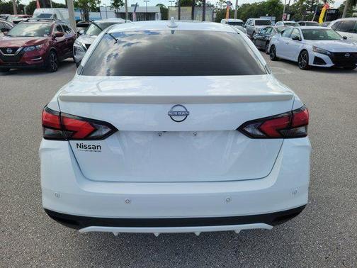 Aspen White Tricoat 2023 Nissan Versa 1.6 S