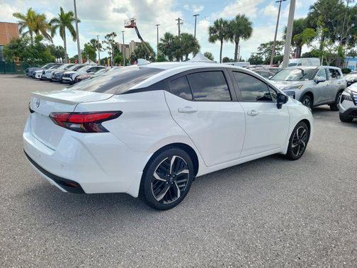 Aspen White Tricoat 2023 Nissan Versa 1.6 S