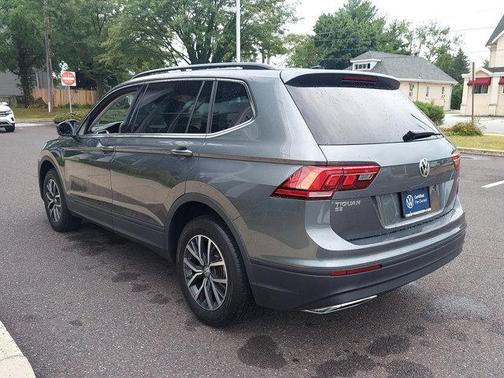Photo 4 of 29 of 2019 Volkswagen Tiguan 2.0T SE