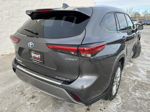 2023 Toyota Highlander Hybrid Platinum