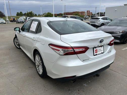 Pearl 2020 Toyota Camry Hybrid XLE