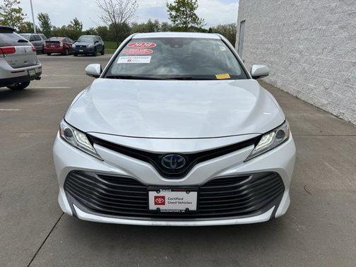 Pearl 2020 Toyota Camry Hybrid XLE