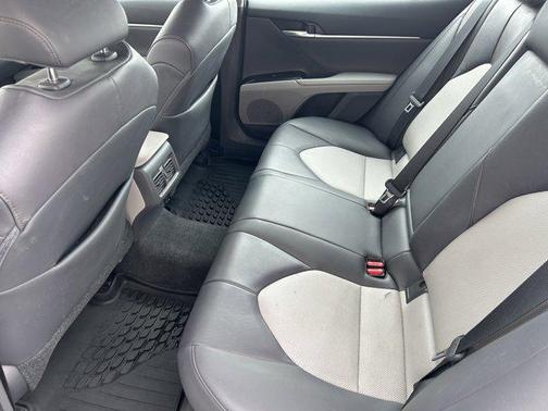 Pearl 2020 Toyota Camry Hybrid XLE