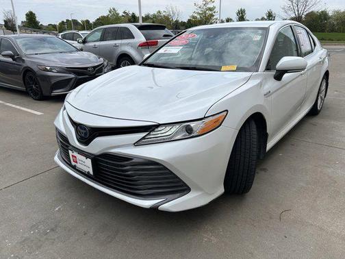 Pearl 2020 Toyota Camry Hybrid XLE