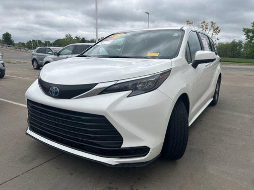 Ice Cap 2025 Toyota Sienna LE