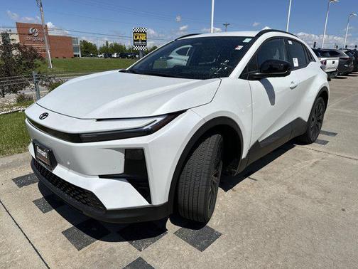 Pearl 2026 Toyota C-HR XSE
