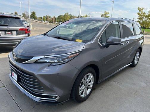 2024 Toyota Sienna Platinum 7 Passenger