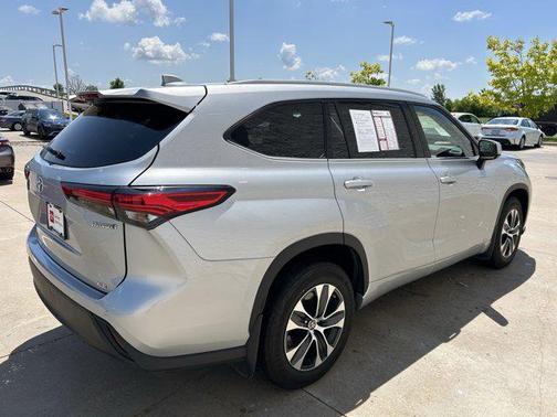 2022 Toyota Highlander Hybrid XLE