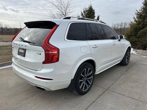 2017 Volvo XC90 T6 Momentum