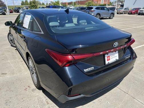 Midnight Black Metallic 2022 Toyota Avalon Hybrid Limited