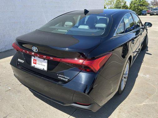 Midnight Black Metallic 2022 Toyota Avalon Hybrid Limited