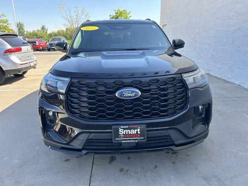 Black Metallic 2025 Ford Explorer ST-Line