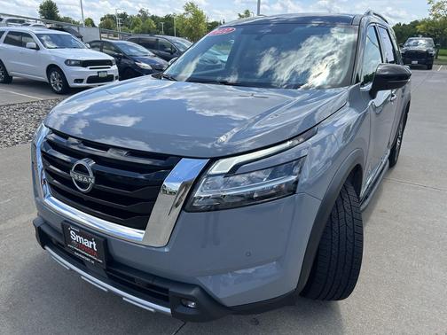 Solid Gray/Super Black 2022 Nissan Pathfinder Platinum