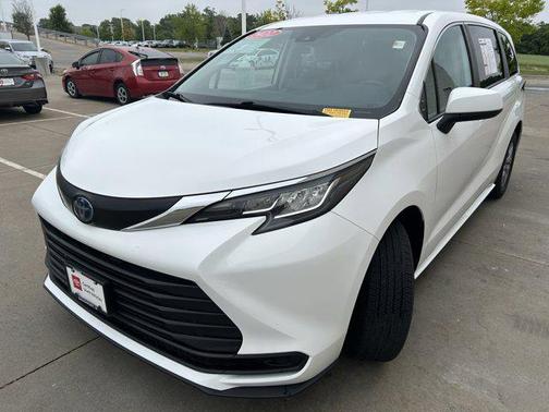 2022 Toyota Sienna LE