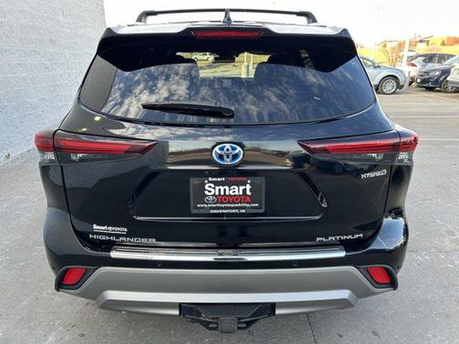 2024 Toyota Highlander Hybrid Platinum