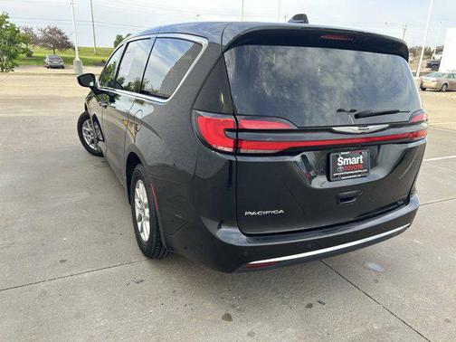 Brilliant Black Crystal Pearlcoat 2023 Chrysler Pacifica Touring L