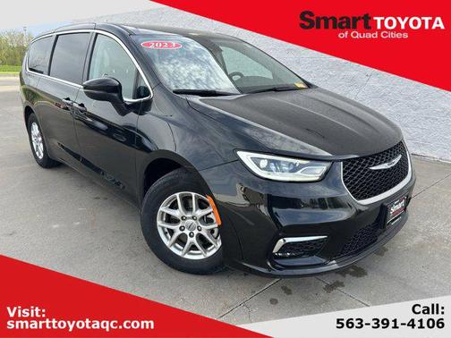 Brilliant Black Crystal Pearlcoat 2023 Chrysler Pacifica Touring L