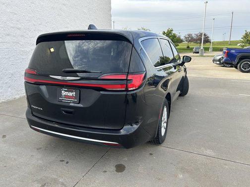 Brilliant Black Crystal Pearlcoat 2023 Chrysler Pacifica Touring L