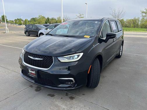 Brilliant Black Crystal Pearlcoat 2023 Chrysler Pacifica Touring L