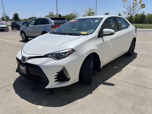 Blizzard Pearl 2017 Toyota Corolla SE